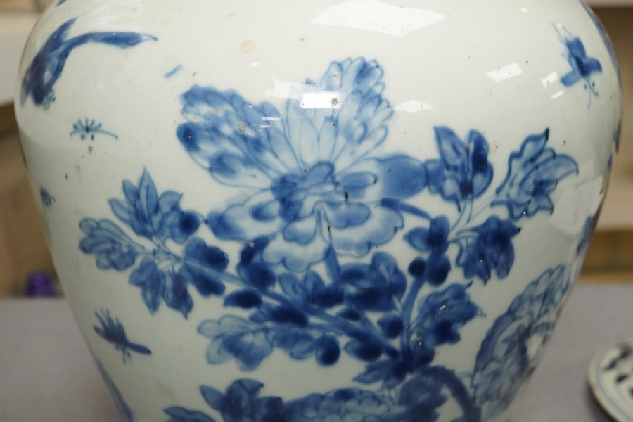 A Chinese blue and white ovoid vase and associated cover, Transitional, Shunzhi period (1644-1661)